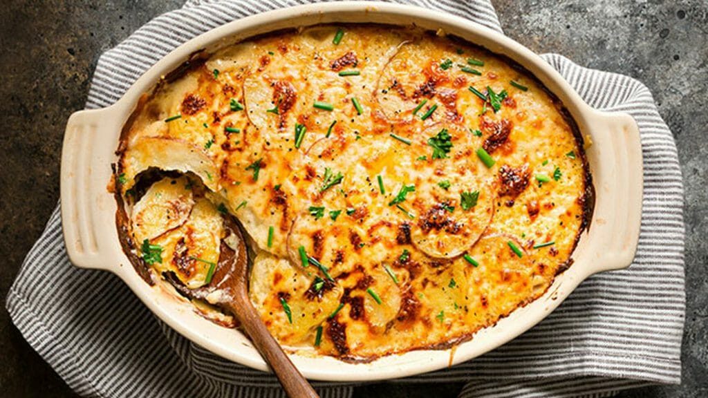 Delicious Creamy Au Gratin Potatoes Recipe - feastfulcuisine.com